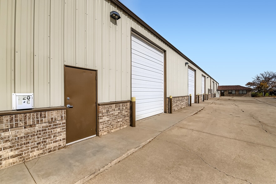 More Photos Of 720 N 9th Ave, Brighton Warehouse For Lease