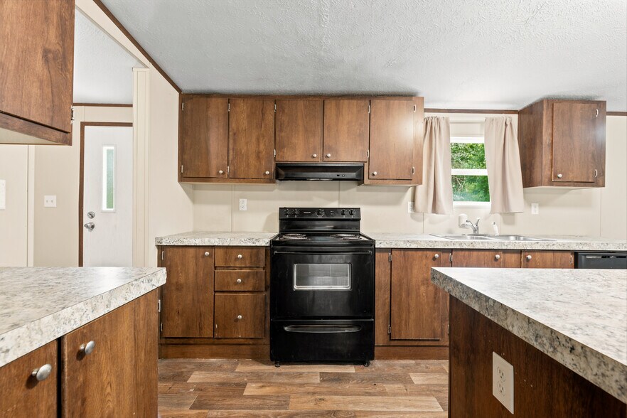 More Photos Of 7362 Washington Ave, Montgomery Flex For Sale