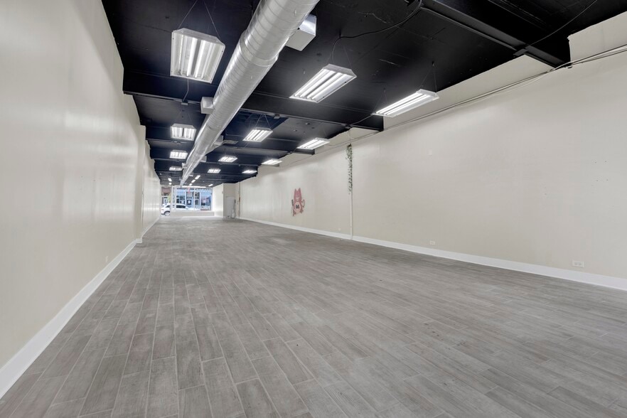 More Photos Of 7055 N Clark St, Chicago Storefront Retail Residential For Lease