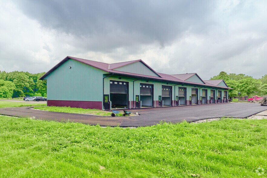 More Photos Of 10 Regency Oaks Blvd, Rochester Warehouse For Lease