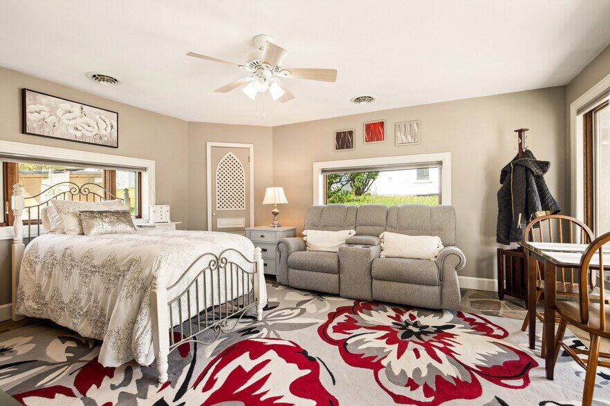 More Photos Of 301 Meyers Ave, Meyersdale Hotel For Sale