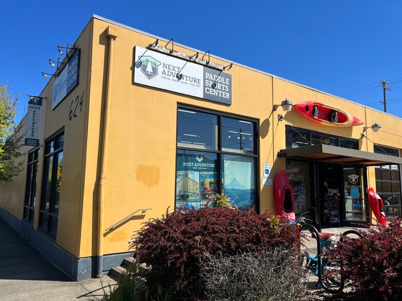 More Photos Of 704 SE Washington St, Portland Freestanding For Sale