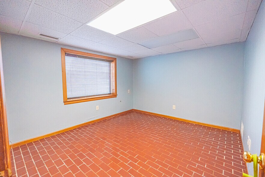 More Photos Of 63 Bleachery Ct, Warwick Distribution For Sale