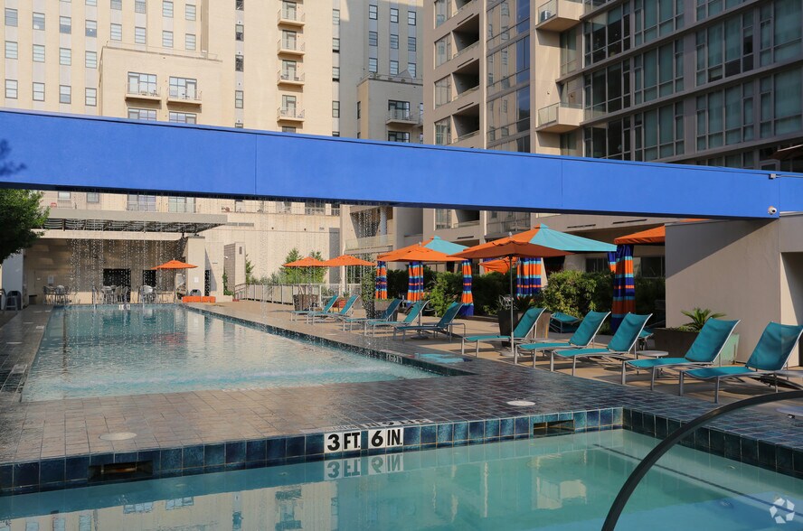 More Photos Of 1623 Main St, Dallas Apartments For Lease