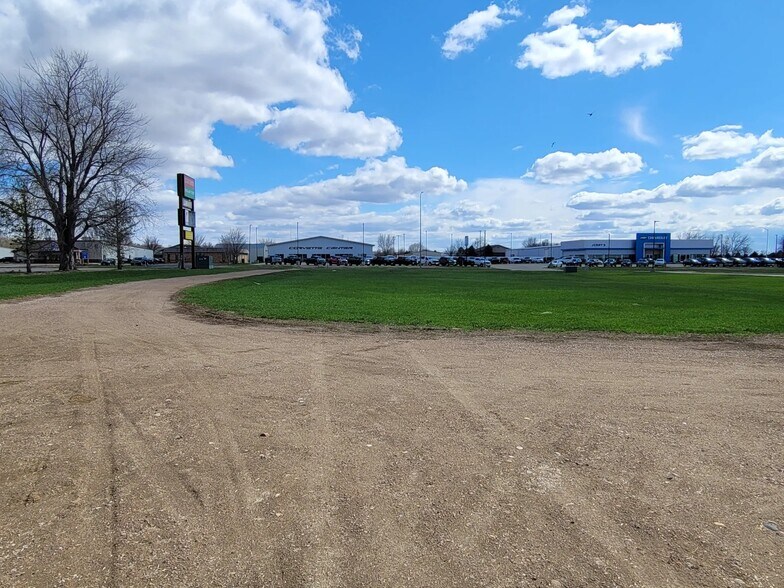 More Photos Of 1204 W Cedar St, Beresford Flex For Sale