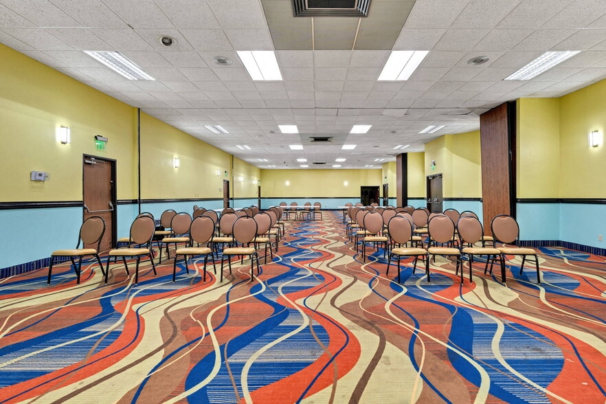 More Photos Of 3232 N Summit St, Arkansas City Hotel For Sale