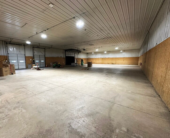More Photos Of 95 Evergreen Dr, Portland Warehouse For Lease