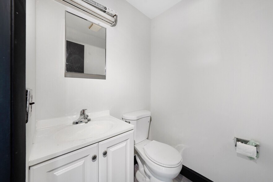 More Photos Of 2099 S Park Rd, Hallandale Manufacturing For Sale