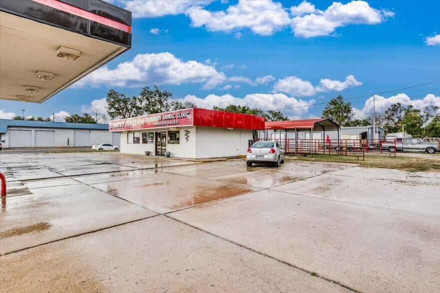 Primary Photo Of 2021 E 4, Hutchinson Service Station For Sale