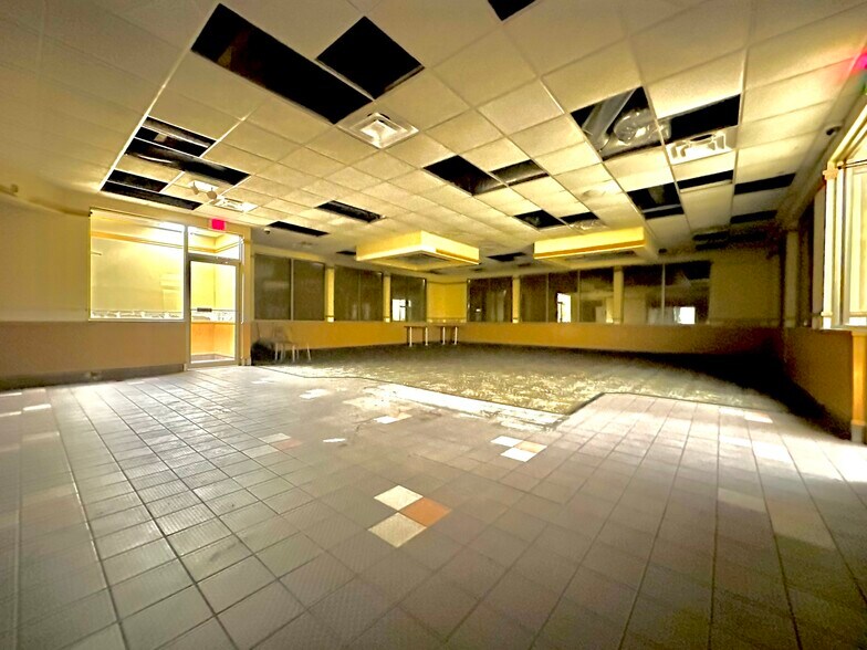 More Photos Of 18902 Northline Rd, Southgate Fast Food For Sale