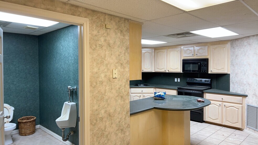 More Photos Of 12373 Scarsdale Blvd, Houston Unknown For Lease