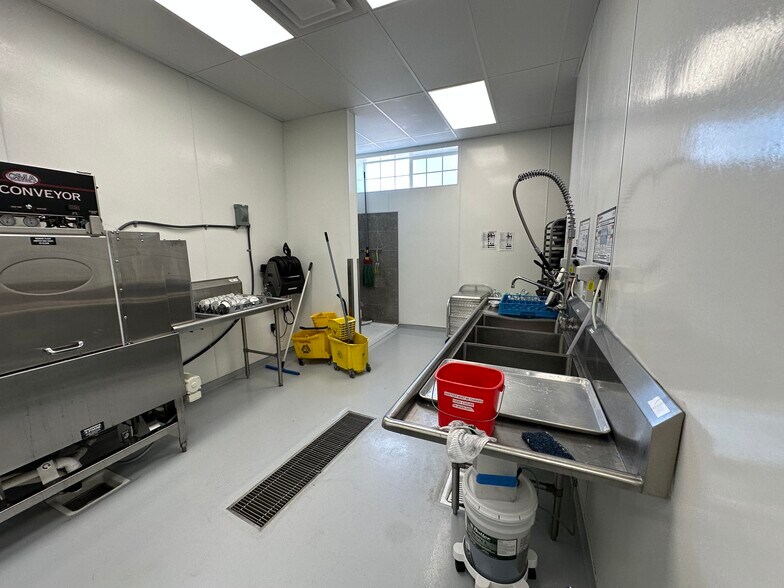 More Photos Of 590 N Main St, Leeds Manufacturing For Sale