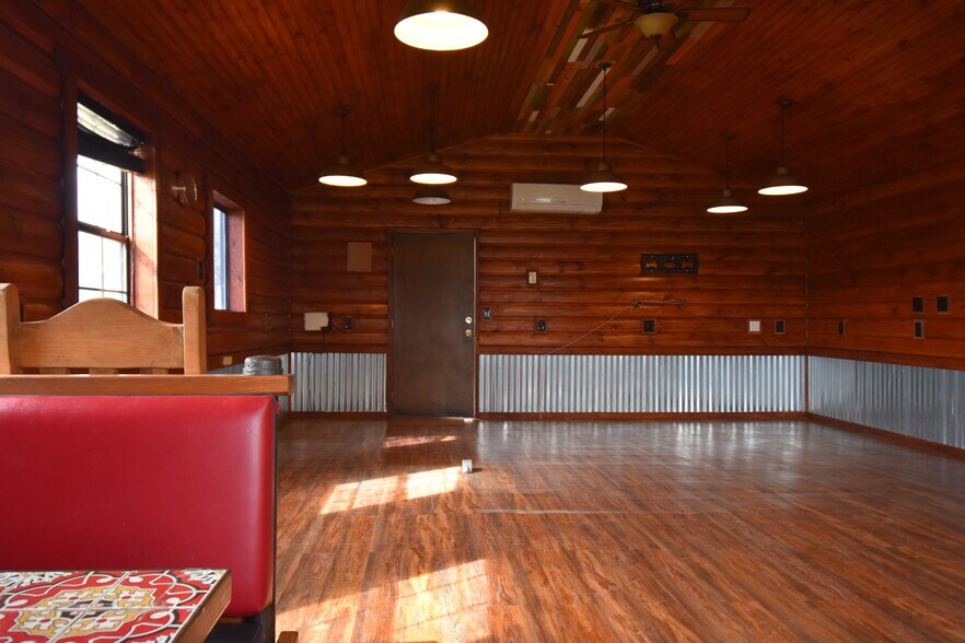 More Photos Of 217 Second St, Agua Dulce General Retail For Sale