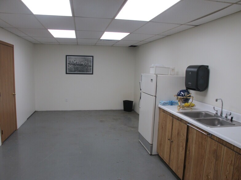 More Photos Of 1411 W Phelps St, Springfield Service For Lease