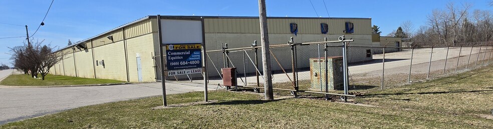 More Photos Of 401 E 5th St, Pinconning Distribution For Sale