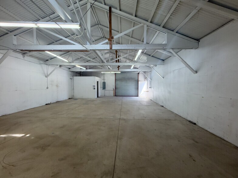 More Photos Of 1716-1718 Albion St, Los Angeles Auto Salvage Facility For Lease