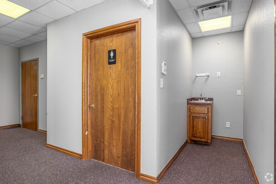 More Photos Of 2421 Wilcox Dr, Norman Office For Lease
