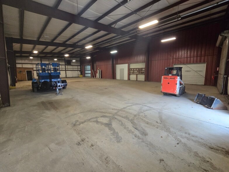 More Photos Of 14 Park Dr, Franklin Warehouse For Lease