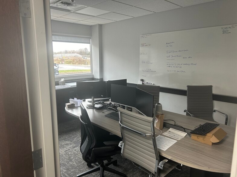 More Photos Of 1959 Sloan Pl N, Maplewood Office For Lease