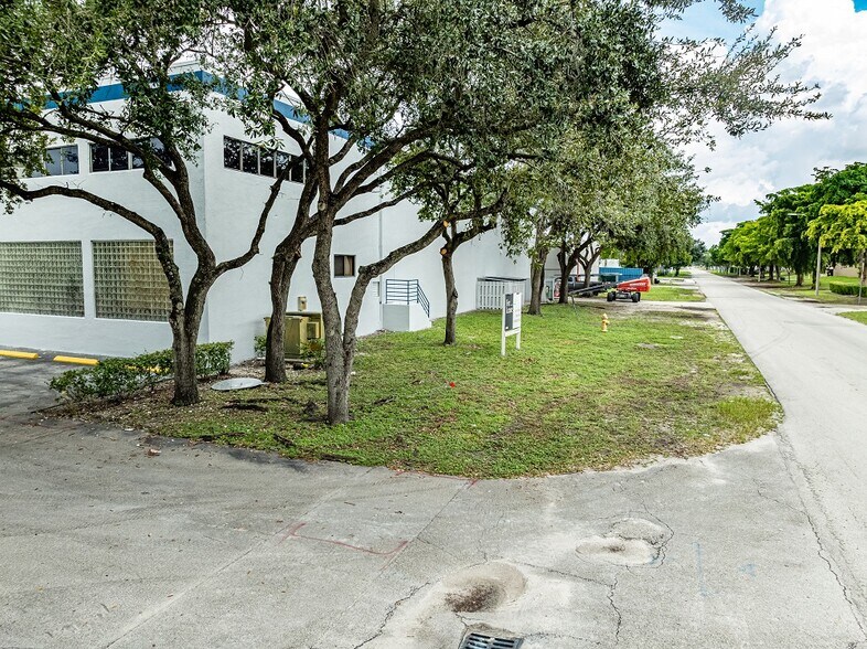 More Photos Of 4915 NW 159th St, Miami Lakes Warehouse For Lease
