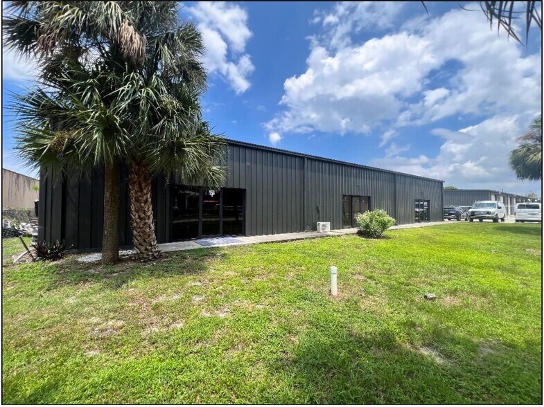 More Photos Of 3963 Exchange Ave, Naples Warehouse For Lease