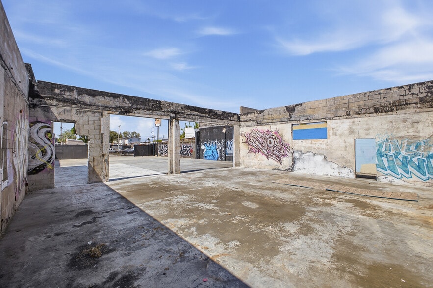More Photos Of 818-828 E Manchester Ave, Los Angeles Warehouse For Sale