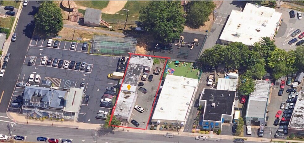 More Photos Of 23 Emerson Plz, Emerson Freestanding For Sale