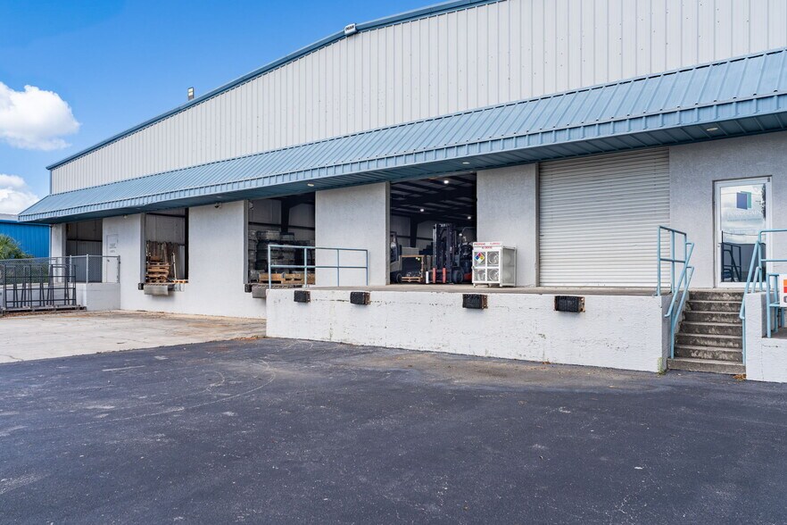 More Photos Of 3520 Old Metro Pky, Fort Myers Warehouse For Lease