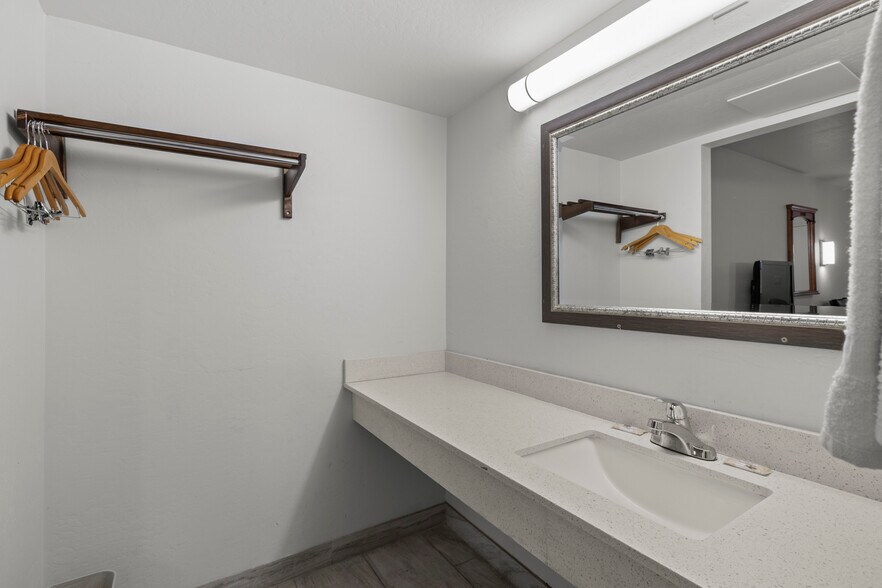 More Photos Of 4021 N 27th Ave, Phoenix Hotel For Sale