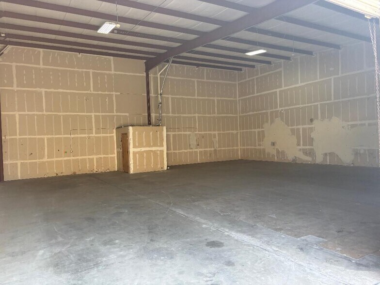 More Photos Of 1911 Oakmont Ave, Tarpon Springs Warehouse For Lease