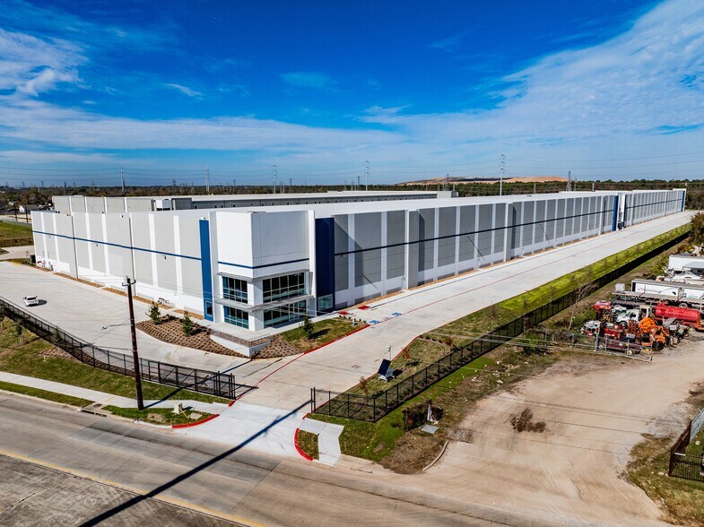 More Photos Of 12045 Wallisville Rd, Houston Distribution For Lease