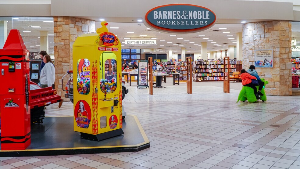 More Photos Of 1850 Adams St, Mankato Freestanding For Lease