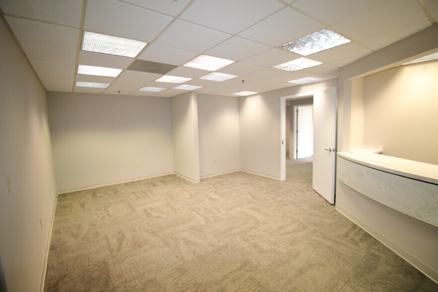 More Photos Of 21495 Ridgetop Cir, Sterling Medical For Lease