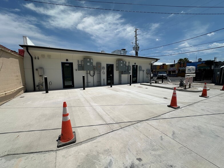 More Photos Of 2004 Pass A Grille Way, Saint Petersburg Restaurant For Lease