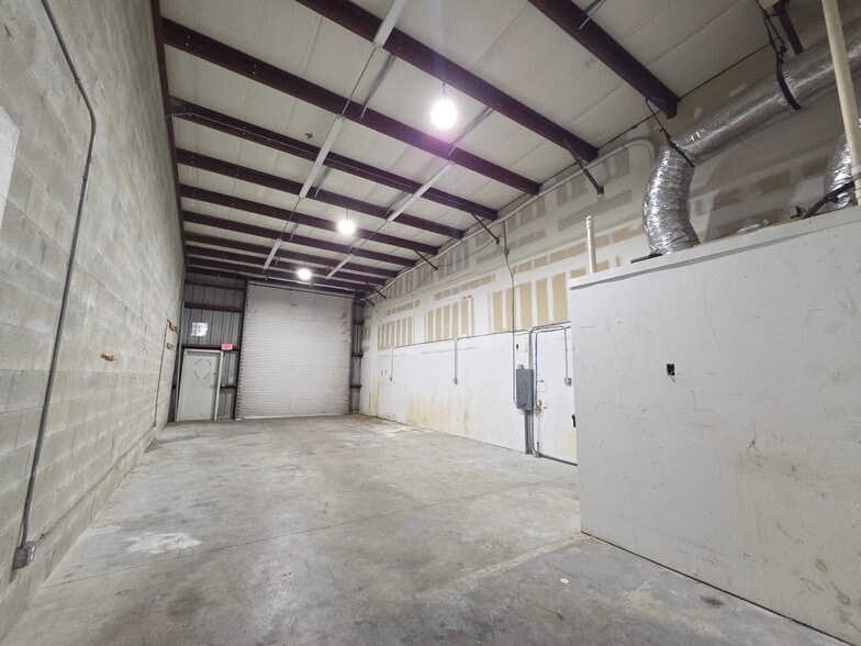More Photos Of 3550 Work Dr, Fort Myers Showroom For Lease