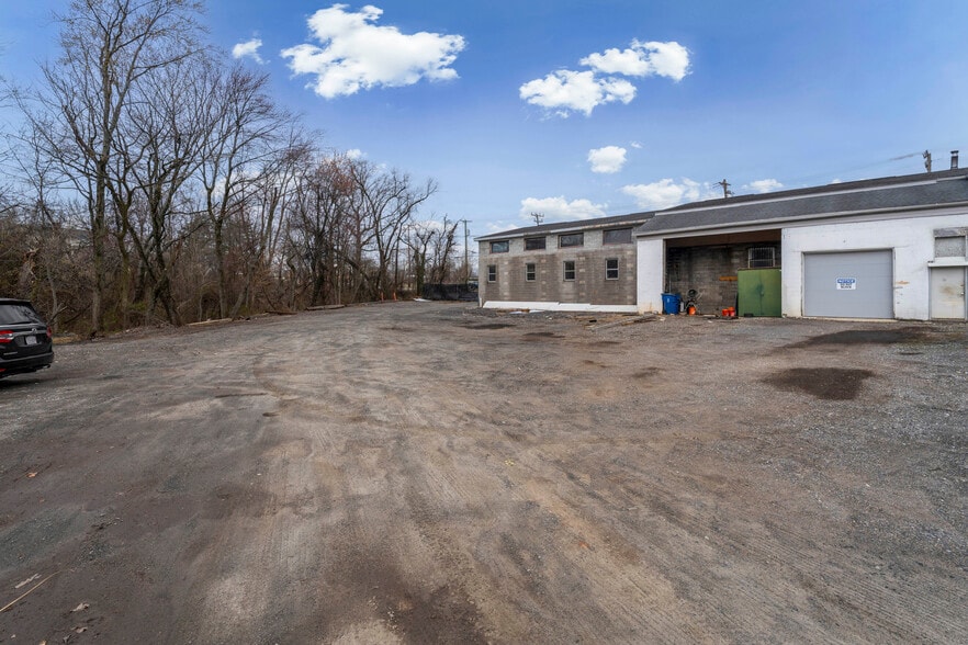 More Photos Of 1923 Old Eastern Ave, Essex Service For Lease