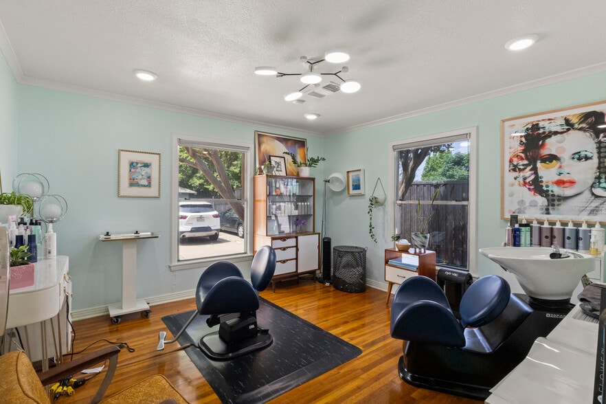 More Photos Of 810 18th St, Plano Office For Sale