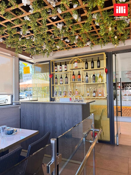 More Photos Of 13702 Ventura Blvd, Sherman Oaks Restaurant For Lease