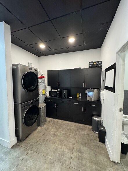 More Photos Of 16453-16461 Whittier Blvd, Whittier Freestanding For Lease