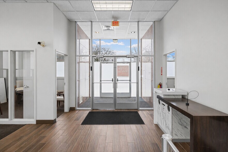 More Photos Of 15010 E Jefferson Ave, Grosse Pointe Bank For Lease