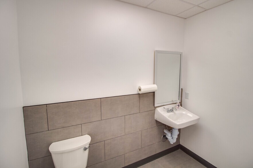 More Photos Of 107 N State St, Jerseyville Office For Lease