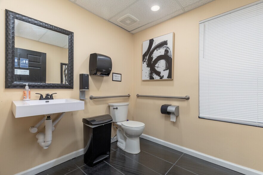 More Photos Of 2012 Woodson Rd, Overland Showroom For Sale