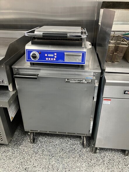 More Photos Of 74 N Washington St, Oxford Freestanding For Sale