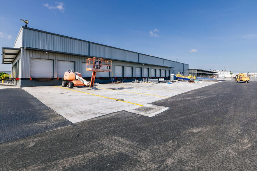 More Photos Of 7000 NW 60th St, Miami Warehouse For Lease
