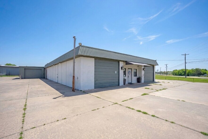 More Photos Of 401 S Ranchwood Blvd, Yukon Flex For Sale