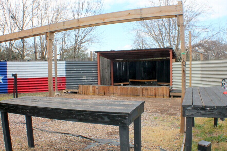 More Photos Of 3907 Canal St, Houston Bar For Lease