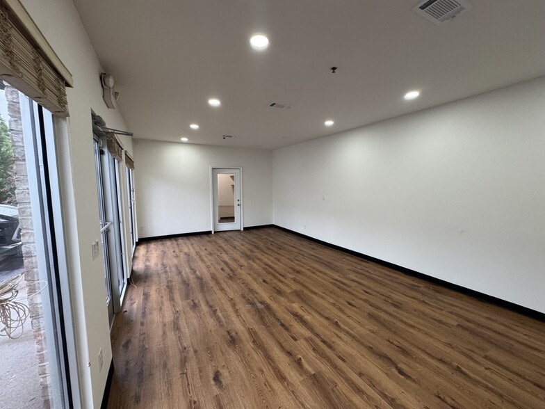 More Photos Of 4922 Port Royal Rd, Spring Hill Showroom For Lease