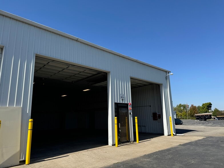 More Photos Of 1203 Badger St, Yorkville Warehouse For Lease