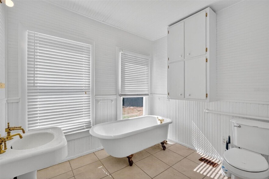 More Photos Of 1218 W Broad St, Groveland Office For Sale