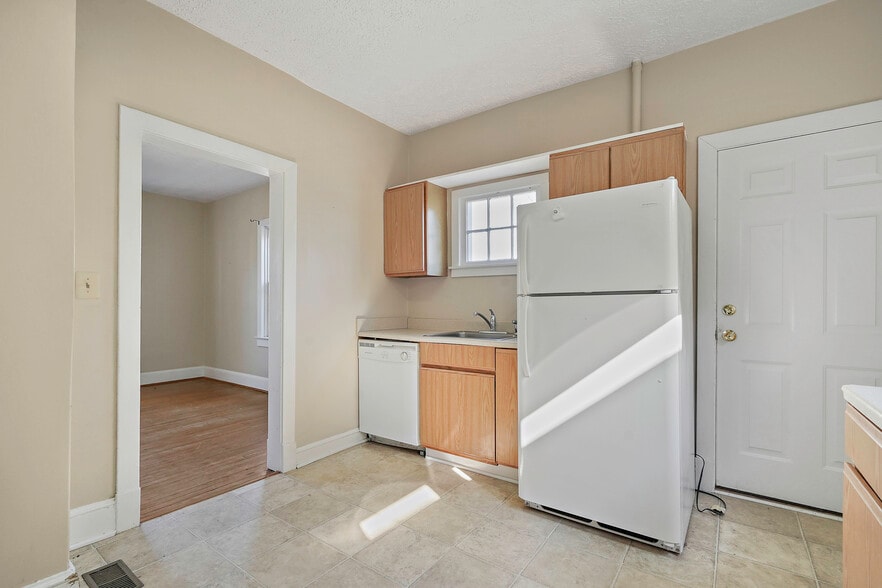 More Photos Of 41 E Colonial Hwy, Hamilton Freestanding For Sale